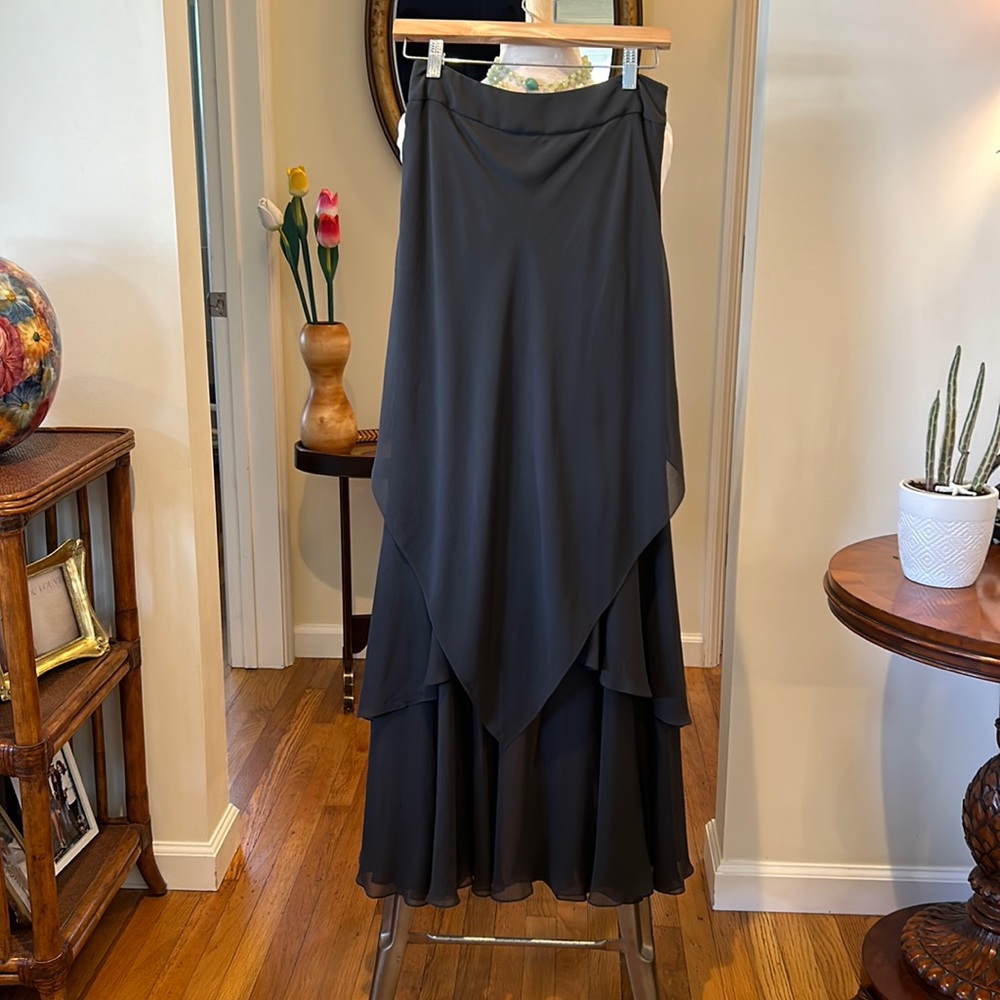 Sz 4 Carmen Marc Valvo signature floor skimming side zip tri-layer skirt